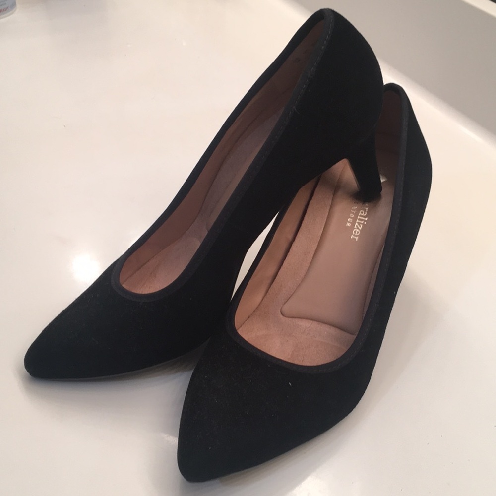 Great barely used condition leather pumps